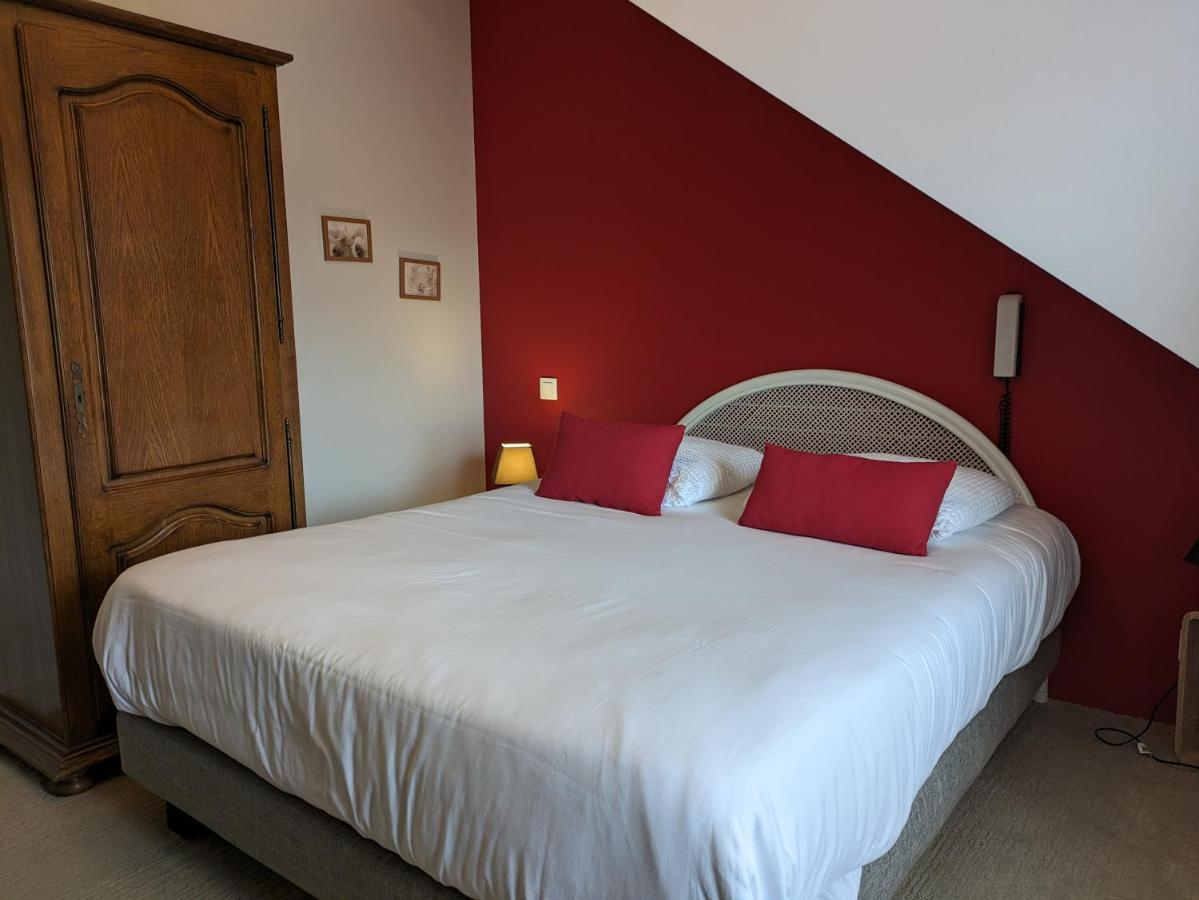 Logis Hotel Le Saint Florent Мон-пре-Шамбор Экстерьер фото